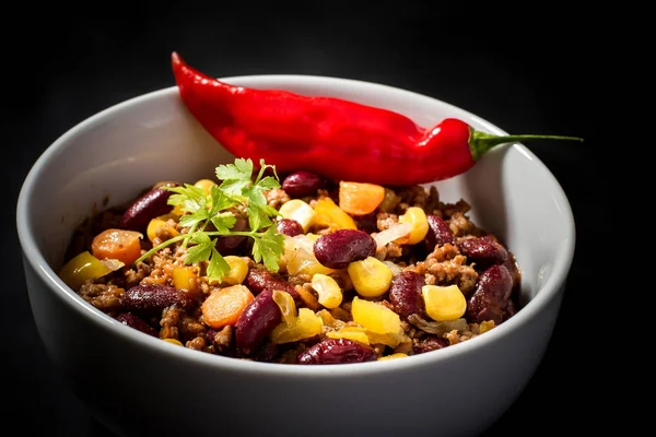 Chili con Carne på svart — Stockfoto