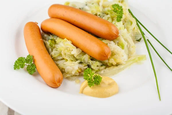 Tre mini wieners på stekt kål med senap — Stockfoto