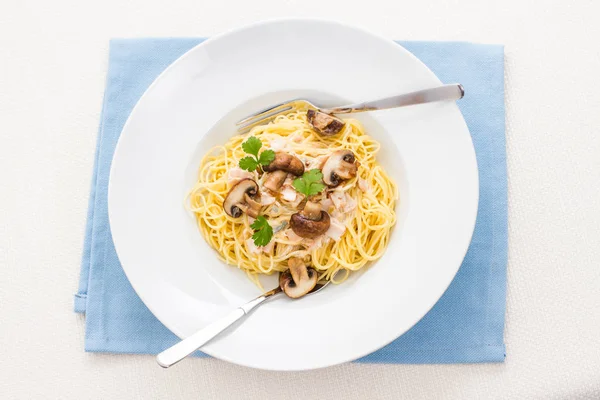 Spaghetti Carbonara mit braunen Pilzen Stockfoto