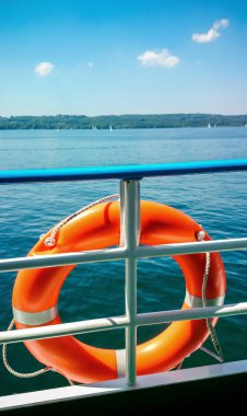 Lifebuoy mavi gökyüzüne gemide