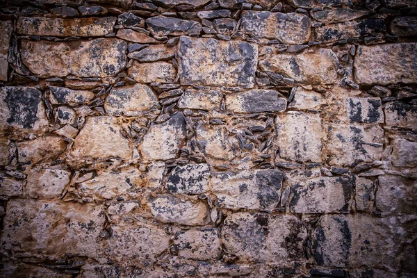 Sale, vieux mur de briques rayé — Photo