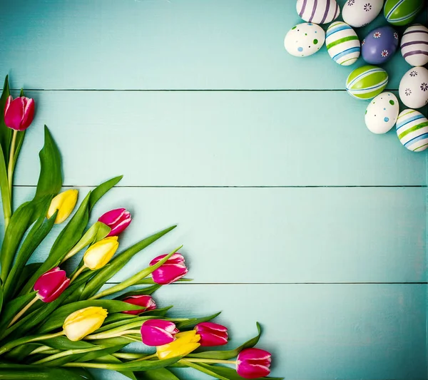 Tulipanes con coloridos huevos de Pascua —  Fotos de Stock