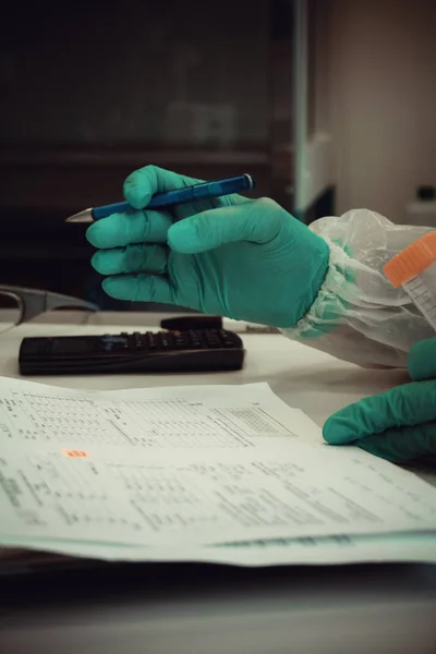 Lab worker writes analysis report for test — Stock Photo, Image