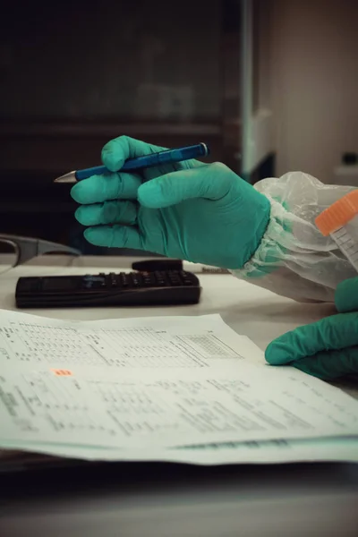 Il lavoratore del laboratorio scrive il rapporto di analisi per la prova — Foto Stock