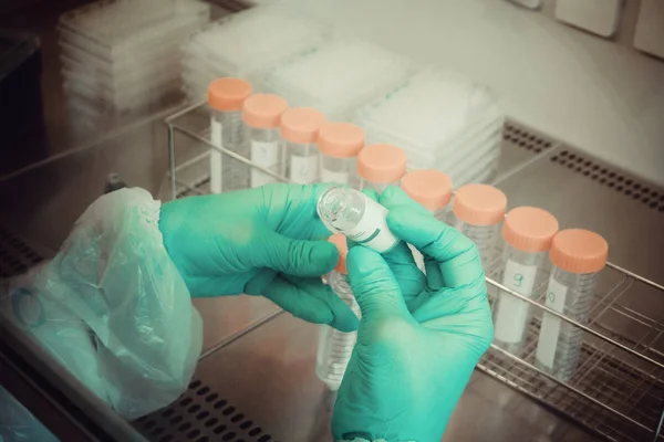 Técnico de laboratório tira amostra de tubo para teste, de perto — Fotografia de Stock