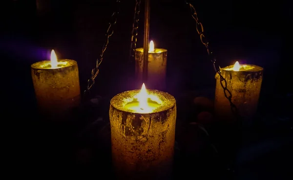 Luz de vela mágica en cadenas —  Fotos de Stock