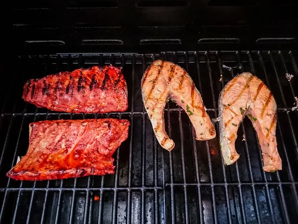 Kaburga eti ızgara somon steak karşı — Stok fotoğraf