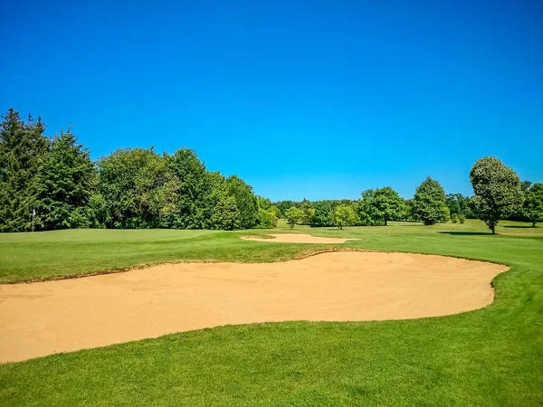 Campo de golfe, prado verde natural, céu azul — Fotografia de Stock