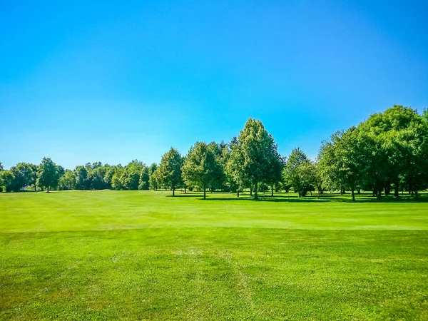 Golf Sahası, doğal yeşil çayır, mavi gökyüzü
