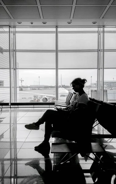 Silueta de mujer en la sala de espera del aeropuerto — Foto de Stock