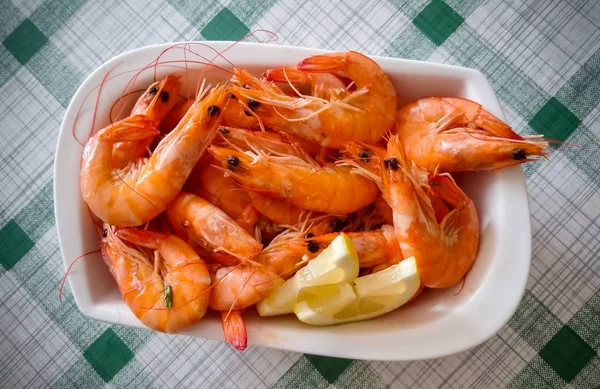 Fresh grilled shrimps with lemon close up — Stock Photo, Image
