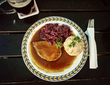 Sığır eti, Bavyera Sauerbraten köfte ekmek