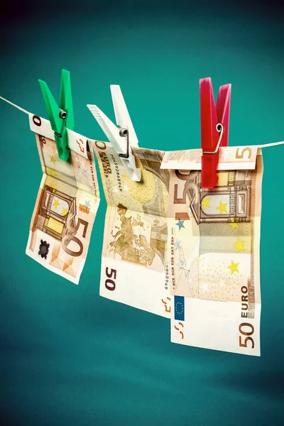 Praní špinavých peněz z padesáti eurobankovek — Stock fotografie