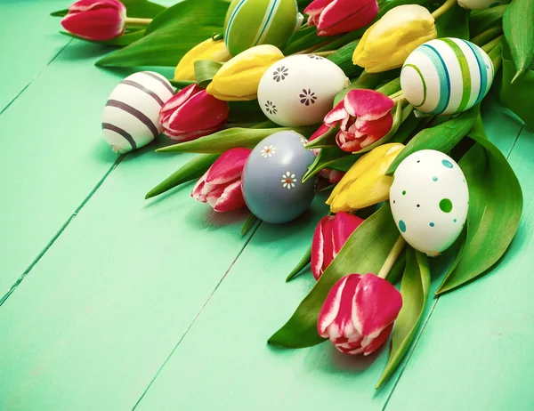 Tulipas com ovos de Páscoa coloridos — Fotografia de Stock