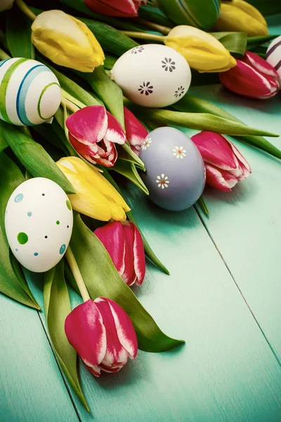 Tulipanes con coloridos huevos de Pascua —  Fotos de Stock