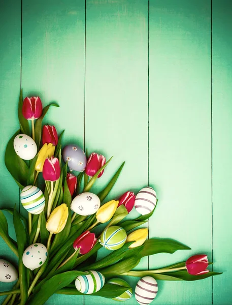 Tulipes aux œufs de Pâques colorés, vue sur le dessus — Photo