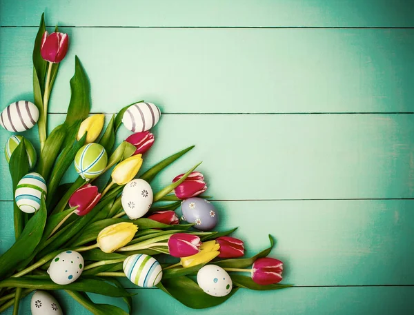 Tulipas com ovos de Páscoa coloridos, vista superior — Fotografia de Stock