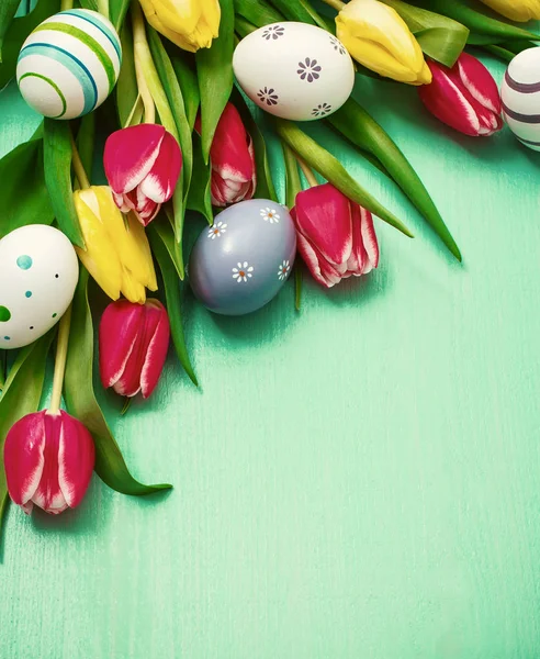 Tulpaner med färgglada påskägg — Stockfoto