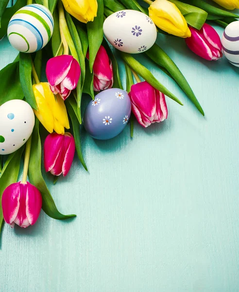 Tulipanes con coloridos huevos de Pascua —  Fotos de Stock