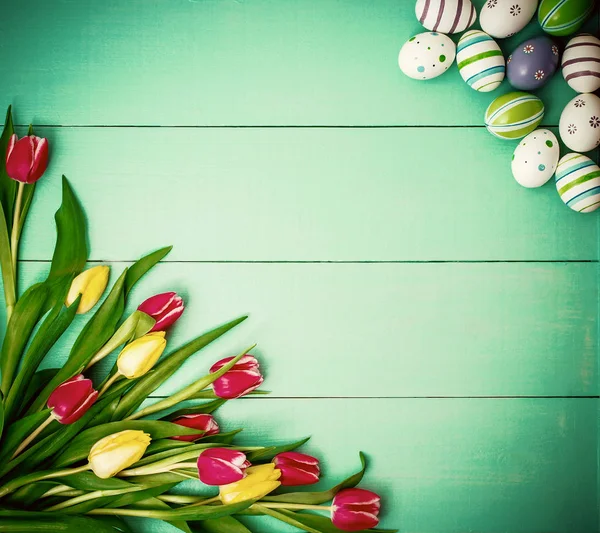 Тюльпани з різнокольоровими великодніми яйцями — стокове фото