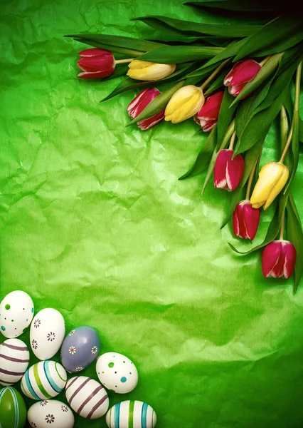Œuf oriental, tulipes sur papier d'emballage vert froissé — Photo