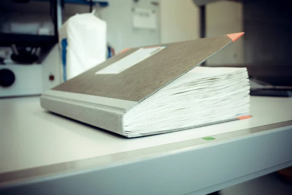 Grueso diario de laboratorio en el trabajo — Foto de Stock