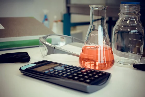 Calculadora de bolso científica e tubo de ensaio — Fotografia de Stock