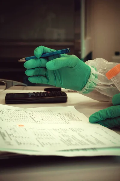 Trabajador de laboratorio escribe informe de análisis para prueba — Foto de Stock