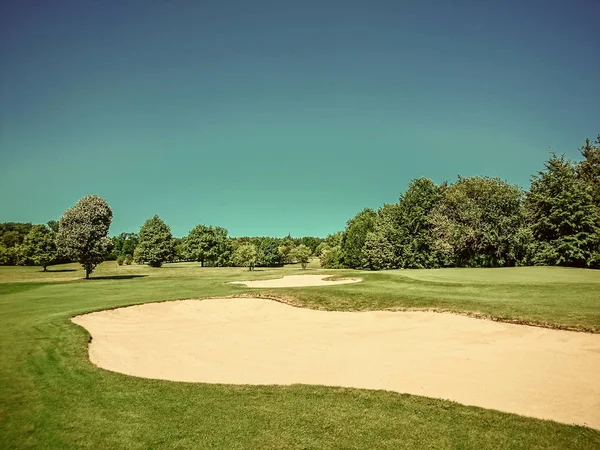 Campo de golfe, prado verde natural, céu azul — Fotografia de Stock