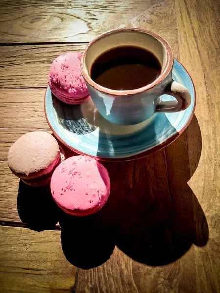 Tasse Kaffee und französische Macarons — Stockfoto