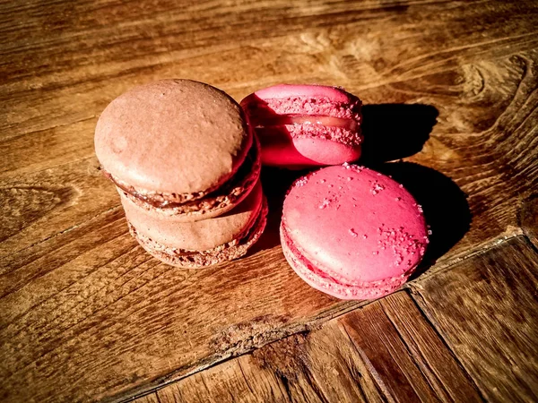 Vier französische Macarons auf Holz — Stockfoto