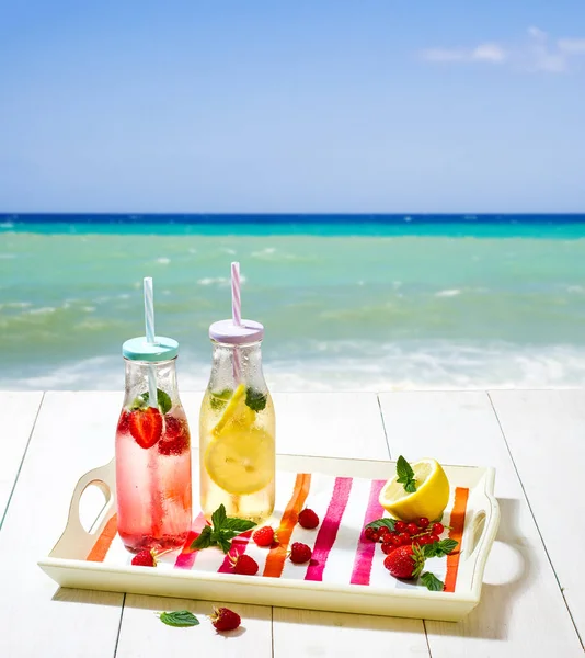 Twee zelfgemaakte flessen met zomer dranken — Stockfoto