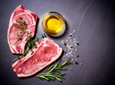 İki çiğ dana pirzola malzemeler ile