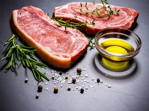 Två raw kalvkött mandelmassa med ingredienser — Stockfoto