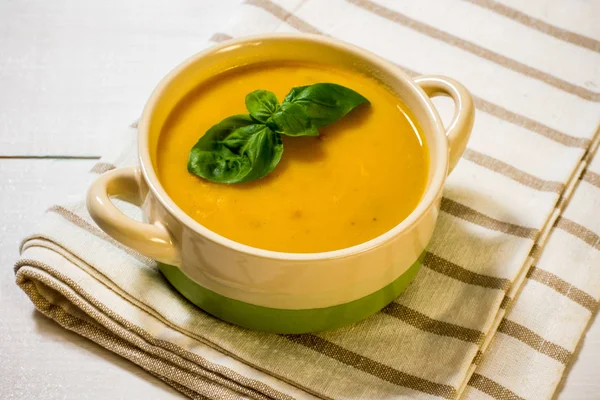 Ev yapımı sonbahar balkabağı çorbası fesleğen yaprağı