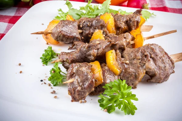 Lamb skewers on plate with vegetables — Stock Photo, Image