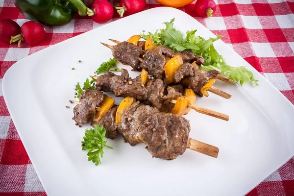 Lamb skewers on plate with vegetables — Stock Photo, Image