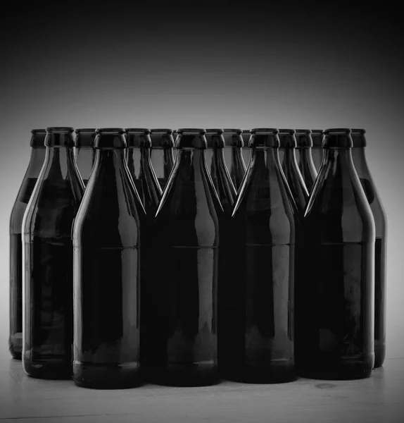 Dziesiątki pustych, czarny butelek piwa niemiecki — Zdjęcie stockowe