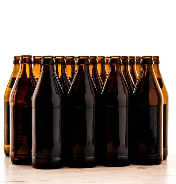Decenas de botellas vacías de cerveza alemana marrón —  Fotos de Stock