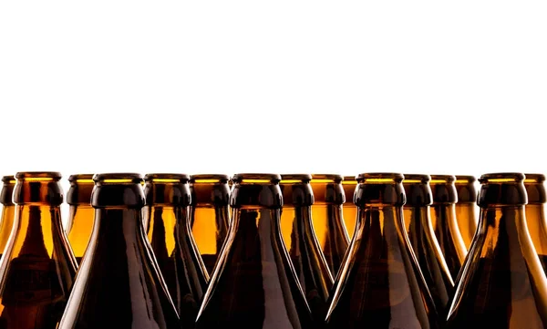 Decenas de botellas vacías de cerveza alemana marrón —  Fotos de Stock