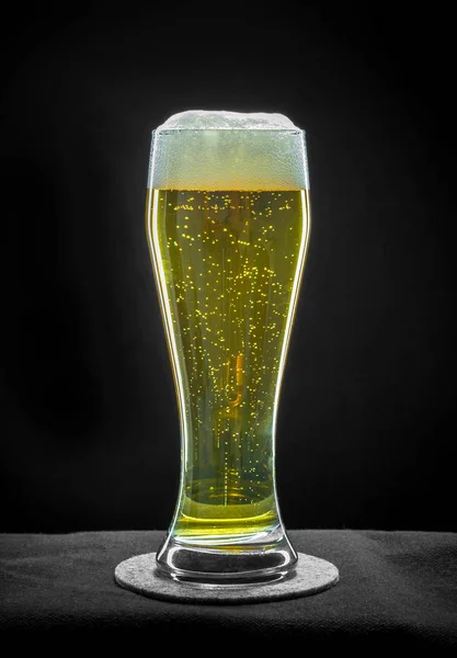 Siyah arka plan, parlak cam dolu bira — Stok fotoğraf