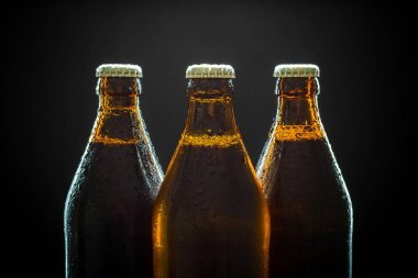 Üç şişe bira siyah buğulu,