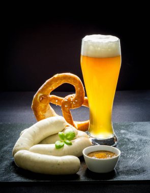 Özgün Münih sosis Hefeweizen ve çubuk kraker ile