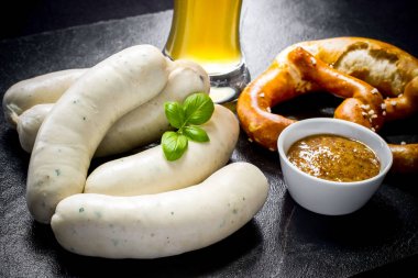 Özgün Münih sosis Hefeweizen ve çubuk kraker ile