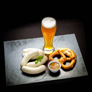 Özgün Münih sosis Hefeweizen ve çubuk kraker ile