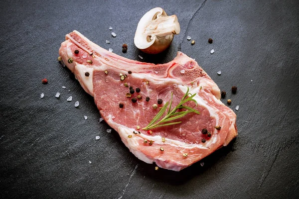 Côtelette de veau cru à la plaque d'ardoise noire — Photo