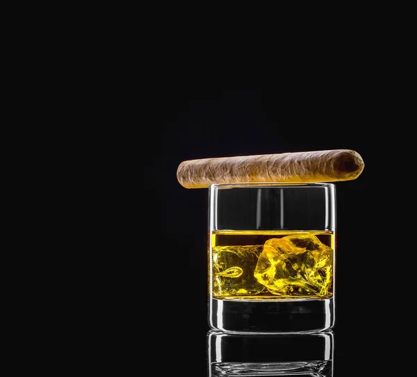 Whiskey glass with golden alcohol and cigar — Stock Photo, Image
