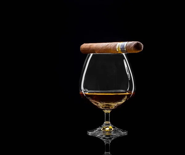 Cognac swivel with golden alcohol and cigar — Stock Photo, Image