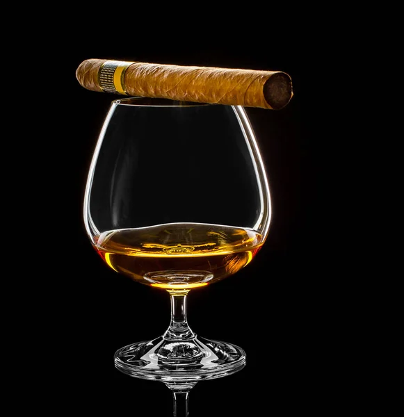 Cognac swivel with golden alcohol and cigar — Stock Photo, Image