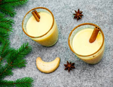 Gri keçe üzerine iki eggnog bardağı.